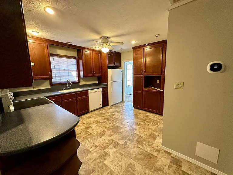2507 Bradley Ln — Photo 11