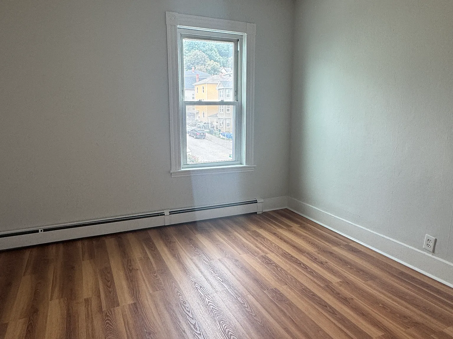3 bed, 1100 sqft, $2,300 — Photo 4