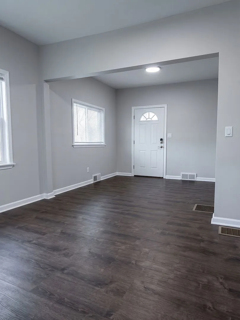 This beautifully updated 3-bedroom, 2-bath single-family home is ready for move-in! — Photo 2