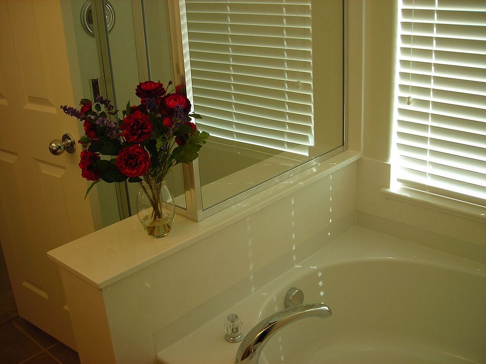 Master bathroom w/sep. tub and shower!
