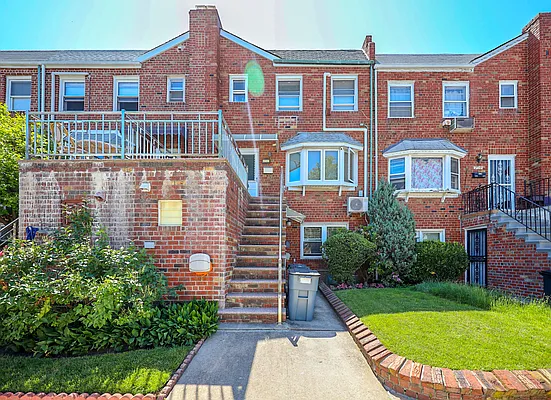 Sold by Momentum Real Estate LLC | media 1