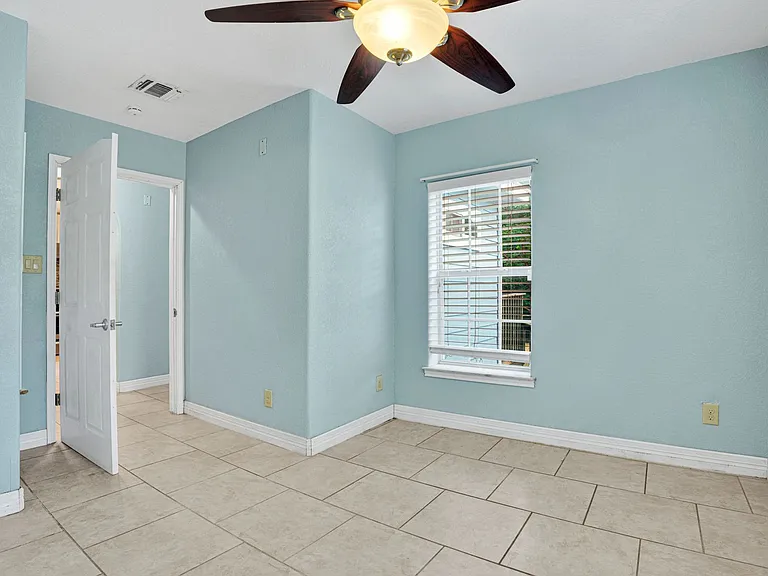 1615 W Commerce St — Photo 12