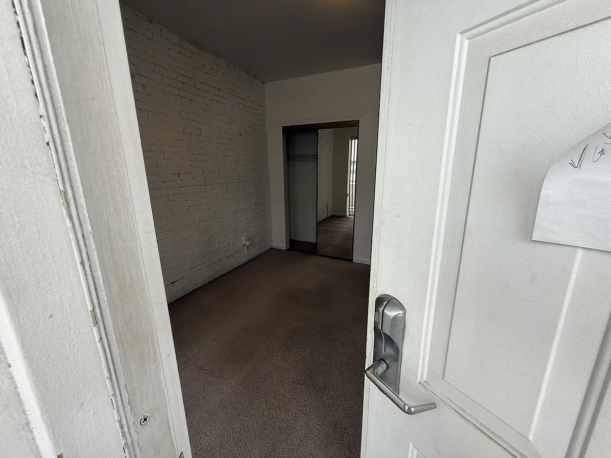 Building Photo - 3401 Forbes Ave #206-C