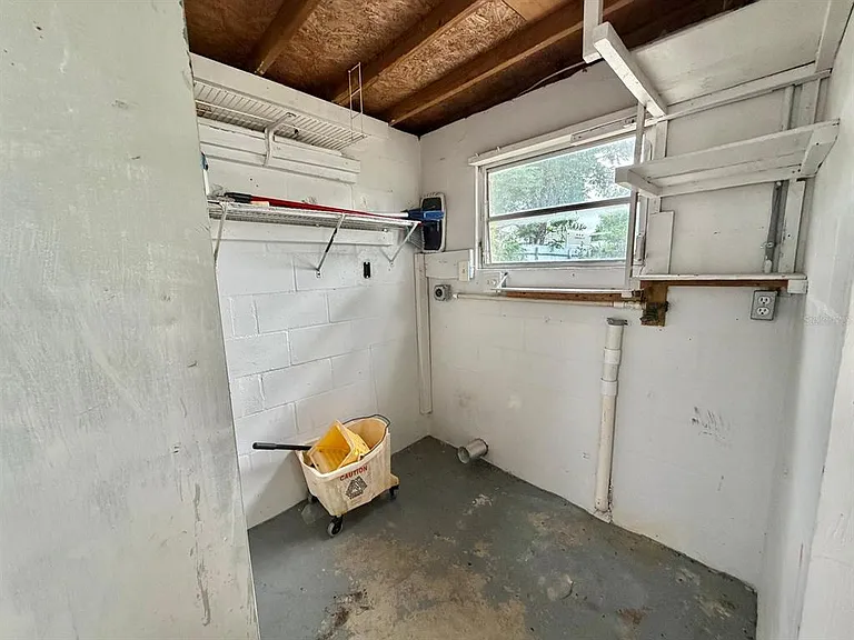 7215 James St — Photo 10