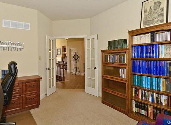 4th image of 914 Stonebrook Manors Ct