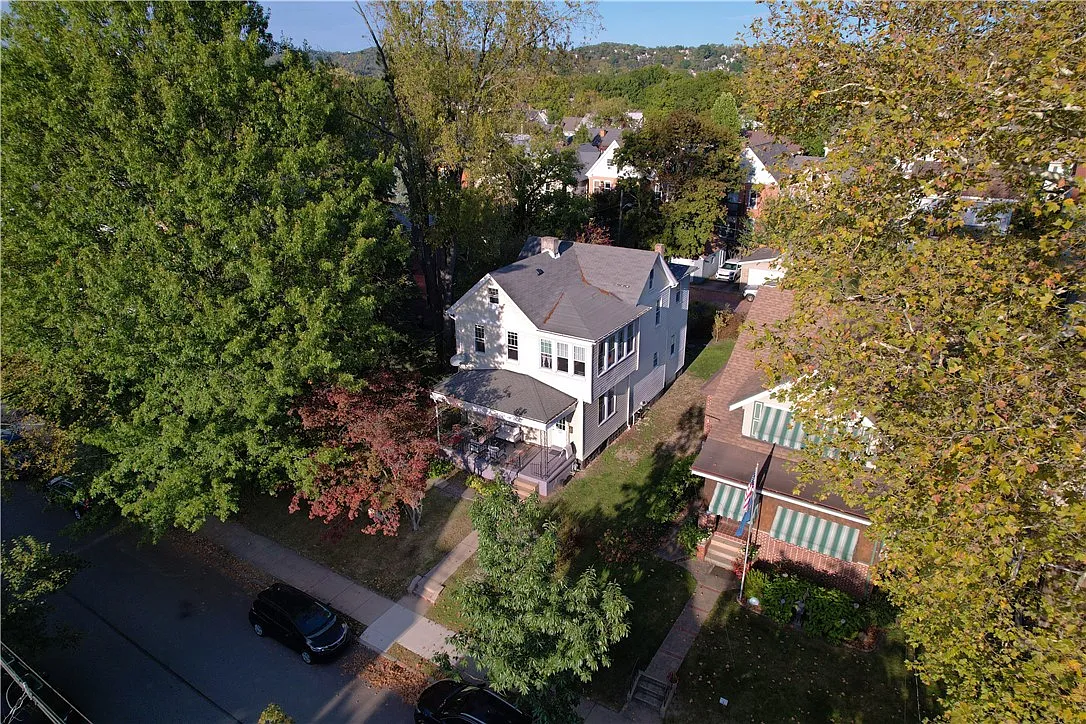 727 E End Ave photo 1
