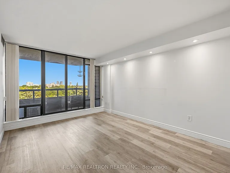 7440 Bathurst St #608 — Photo 23