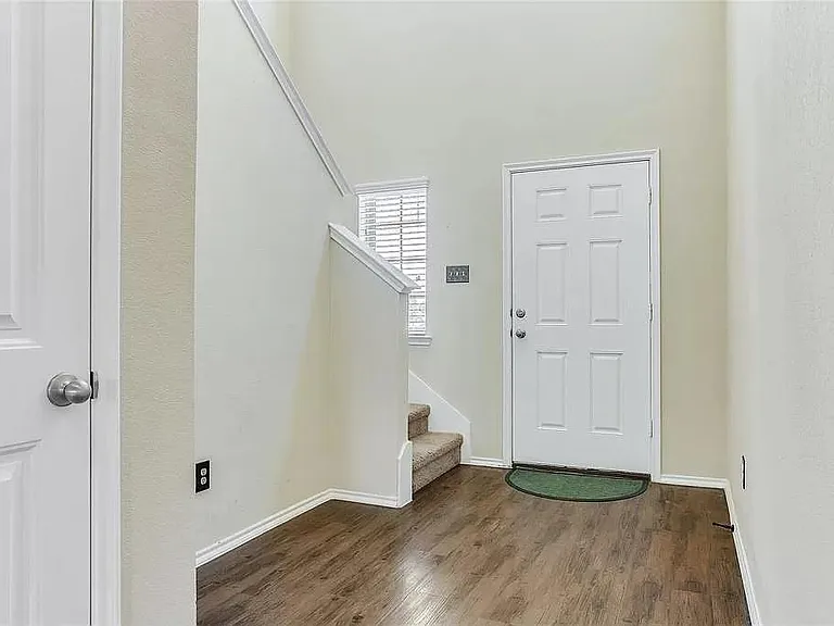 1402 Bent Grass Dr — Photo 3