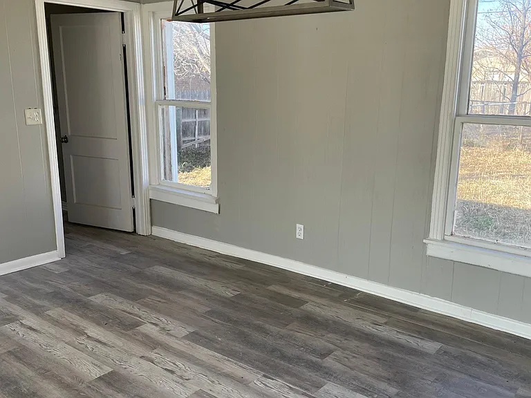 703 E Broadway Ave — Photo 4