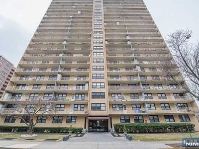 285 Aycrigg Ave APT 22D, Passaic, NJ, 07055