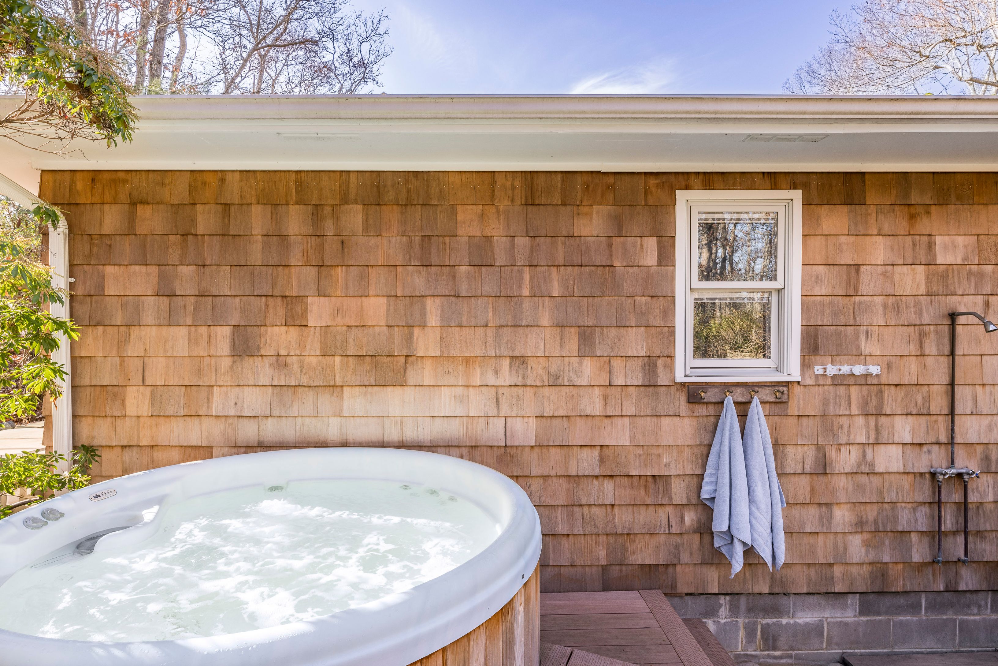 100 Big Fresh Pond Rd, Southampton, NY 11968 Out East