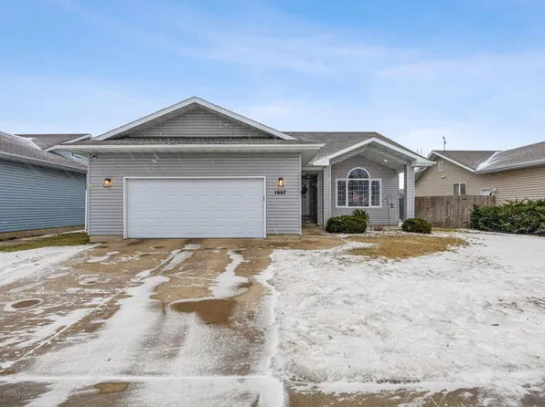 1667 8th St E, West Fargo, ND 58078