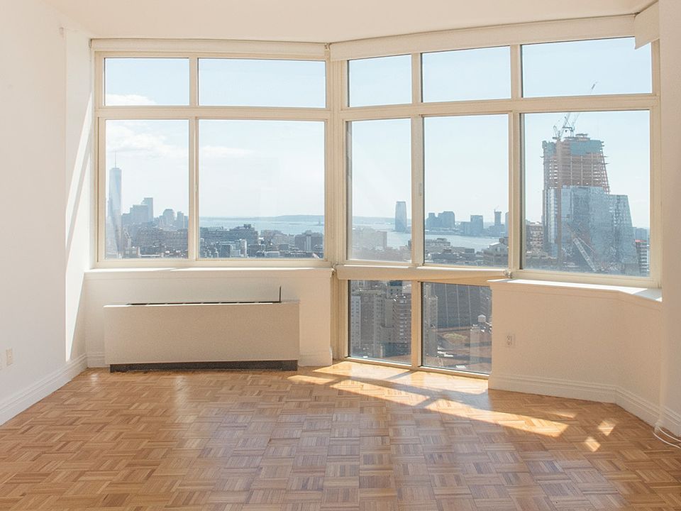 1st image of 420 W 42nd St Ph E