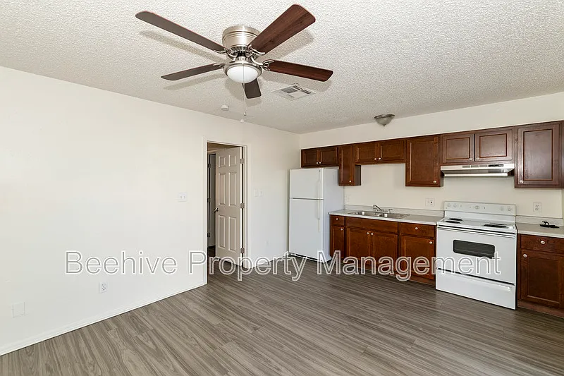 1 bed, 1.0 bath, 455 sqft, $799 — Photo 2