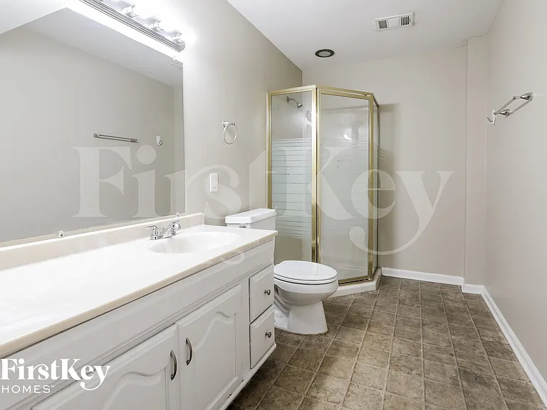 876 N Commonwealth Ave — Photo 9