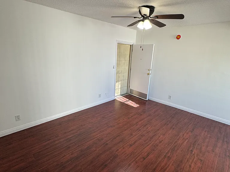 Hollyking Apartments — Photo 30