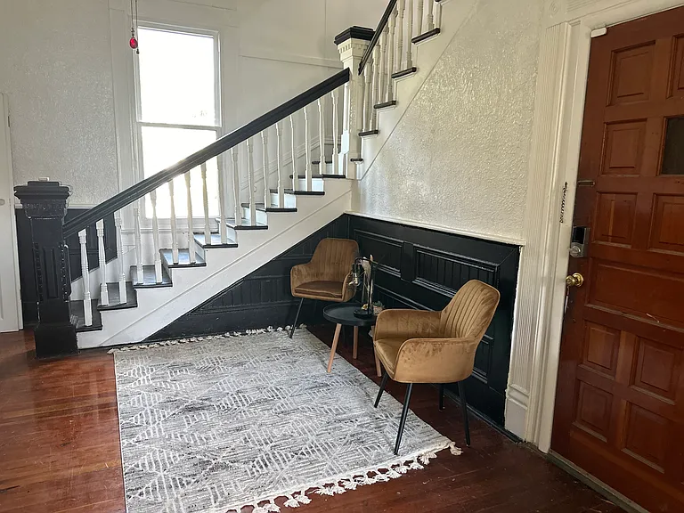 458 S Jackson St — Photo 4