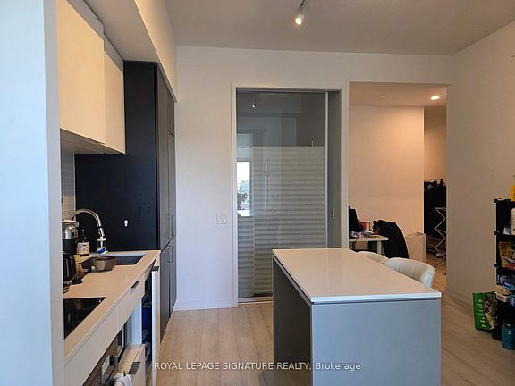 4th image of 33 Helendale Ave #421