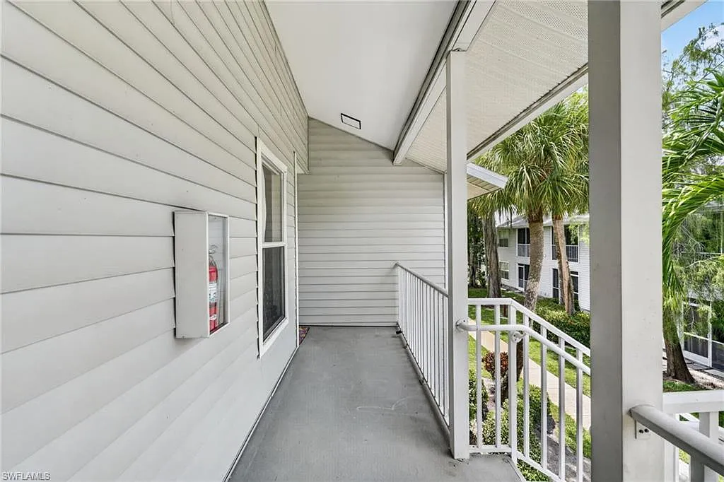 3 bed, 2.0 bath, 1046 sqft, $2,200 — Photo 3