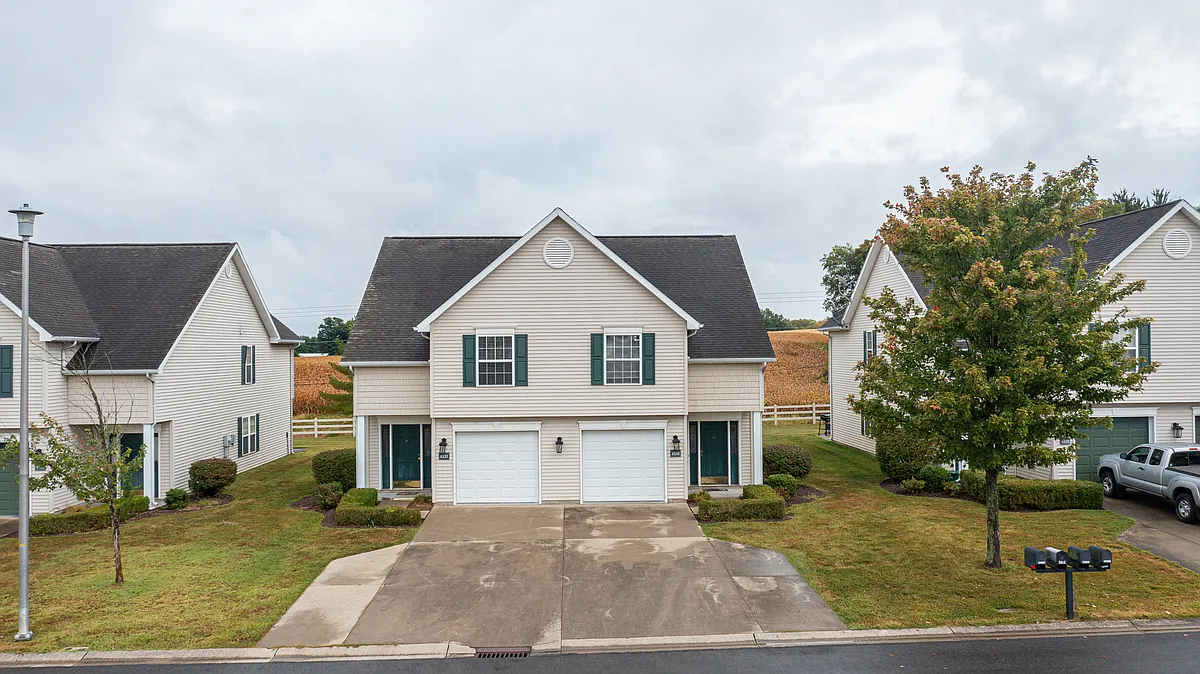 Building Photo - 4650 Picadilly Cir