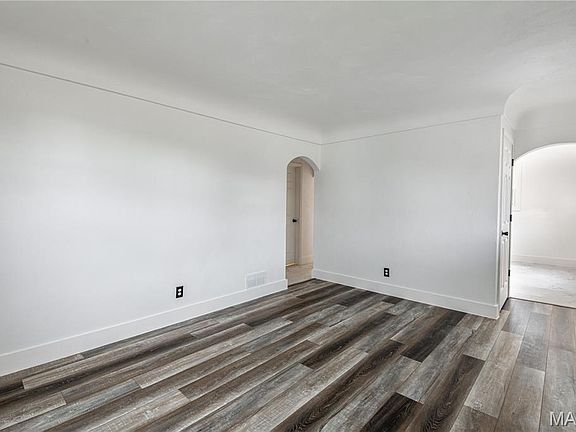 5th image of 110 S Moulton St
