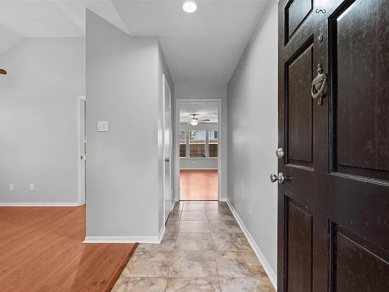 15834 Constitution Ln — Photo 3