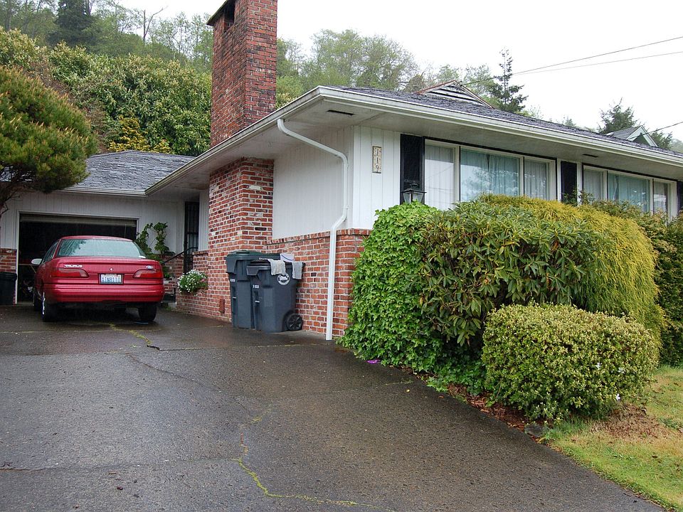 2nd image of 119 W Chenault Ave