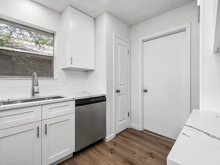 6526 Lynngate Dr — Photo 7