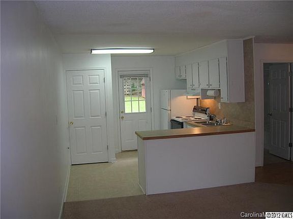 3rd image of 2310B Woodbridge Dr