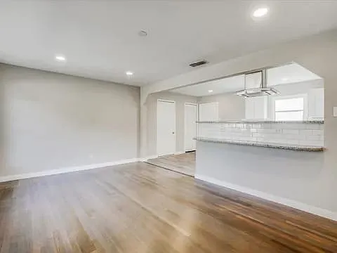 Spacious living room with bar area