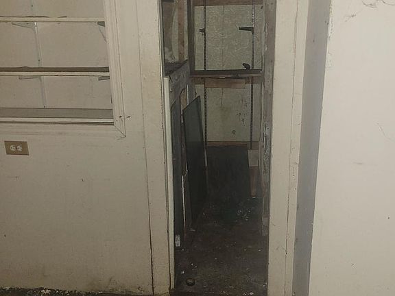 5th image of 1075 E Bourbonnais St