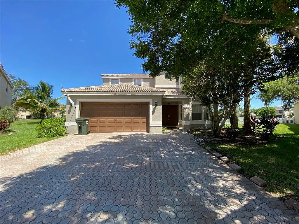 4 bed, 2.5 bath, 2800 sqft, $3,900 — Photo 2