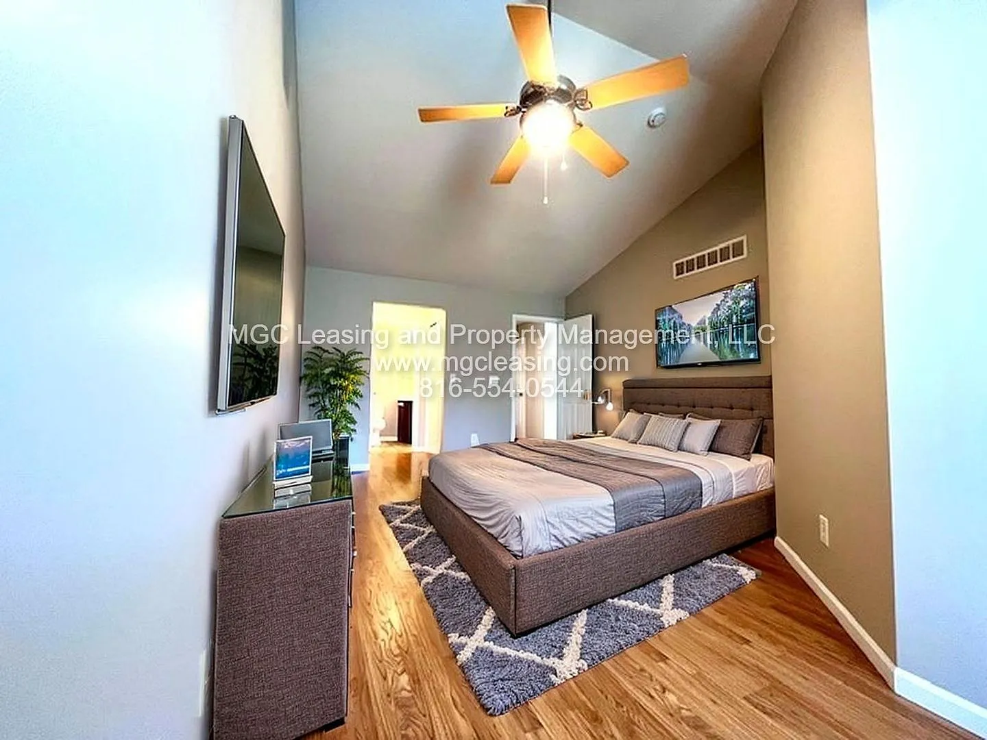 8426 N Ava Ave — Photo 4