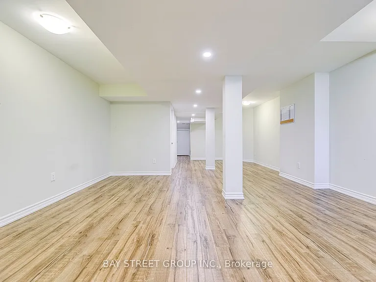 2413 Whistling Springs Cres — Photo 36