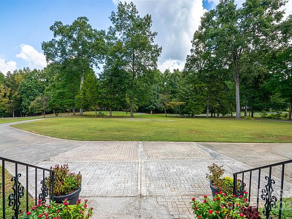 4th image of 124 Windsor Greene Dr