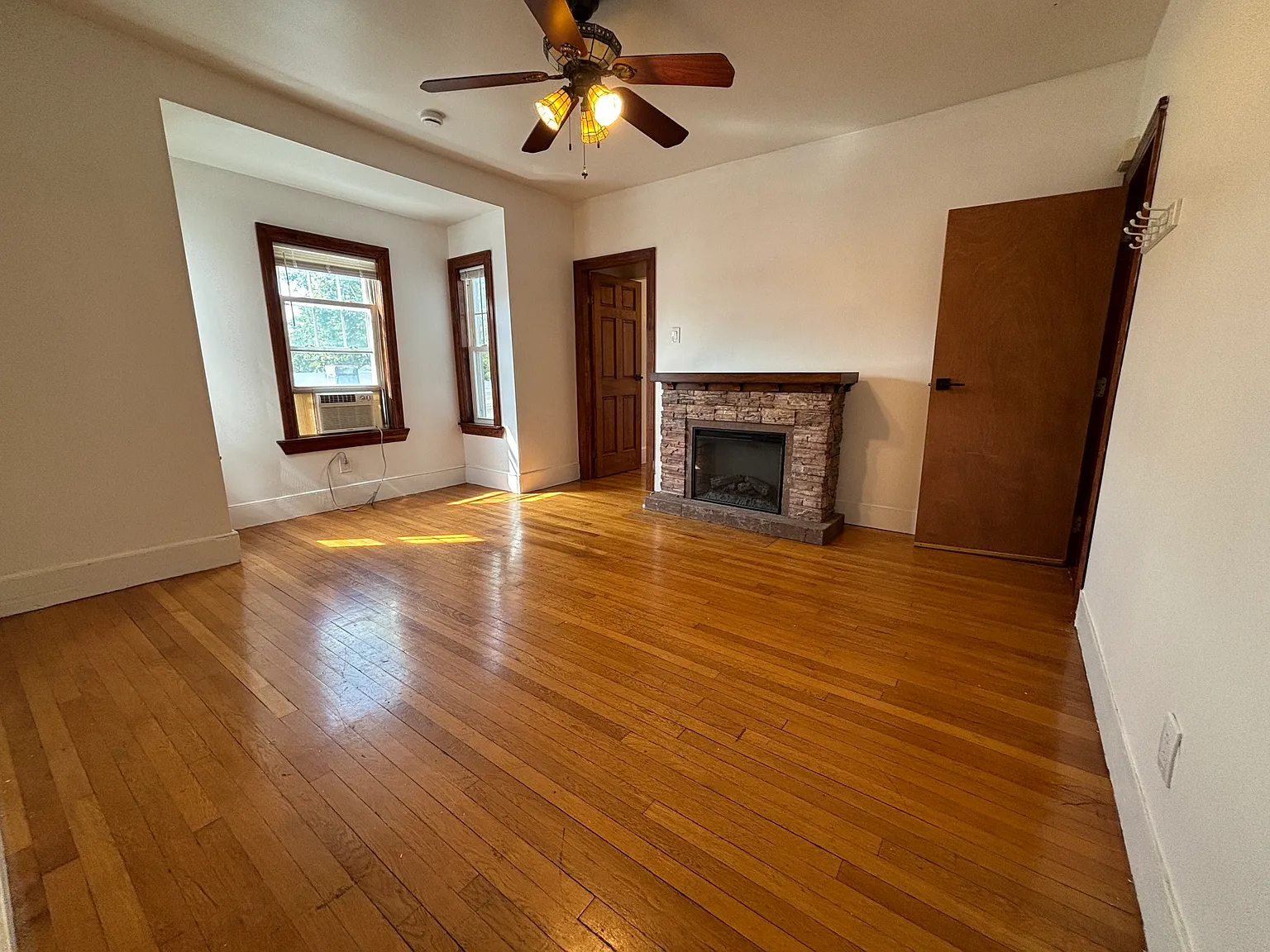 3 bed, 1100 sqft, $3,650 — Photo 4