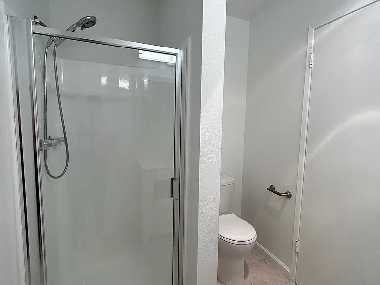 Glenoaks Apartments — Photo 21