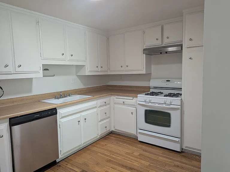 1323 N Olive Dr — Photo 49