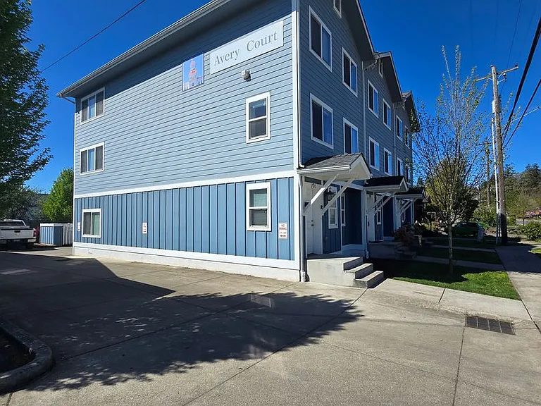 132 SW Avery Ave — Photo 2