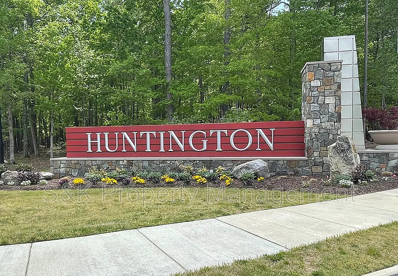 3 bed, 2.5 bath, $2,700 — Photo 2