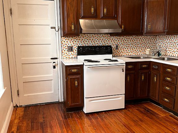 Kitchen with a new Bosch dishwasher SHE41CM5N/29 and a fridge (not shown)