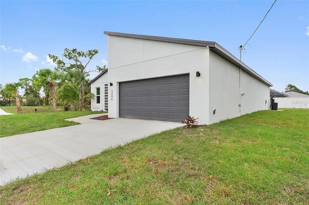 4 bed, 2.0 bath, 2000 sqft, $2,625 — Photo 3