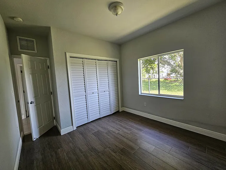 453 N Deerfield Ave — Photo 2