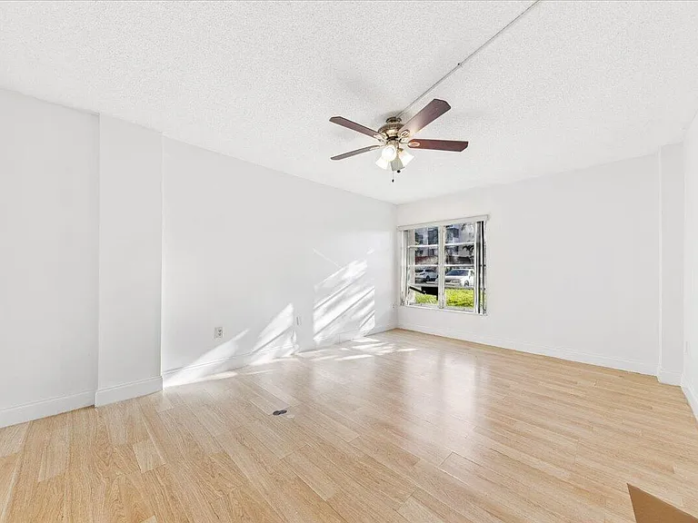 4156 Inverrary Dr — Photo 10