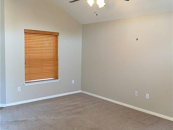 3rd image of 304 Yosemite Dr