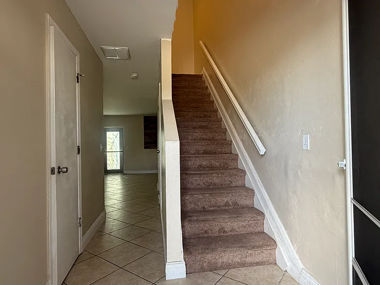 1005 SW 48th Ter #1 — Photo 7