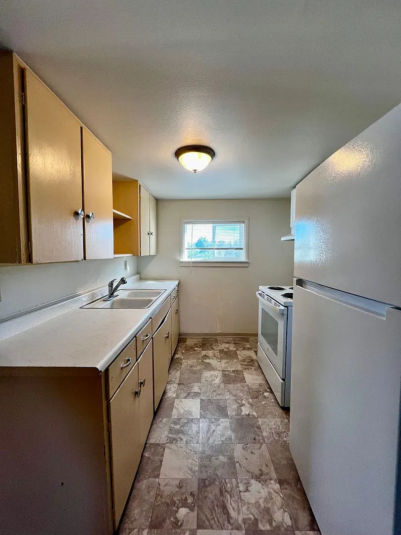 809 S 16th Ave - Yakima WA — Photo 2