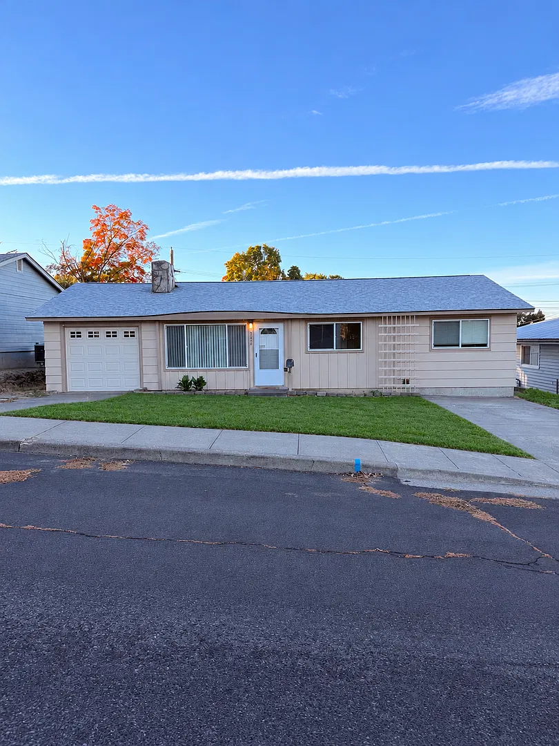 3 Bedroom House in Quiet Neighborhood — Photo 1