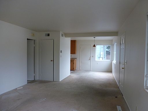 2nd image of 1123 E Cliff Dr APT A