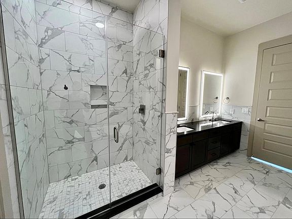 3rd image of 3338 Oak Grove Ave Penthouse 5